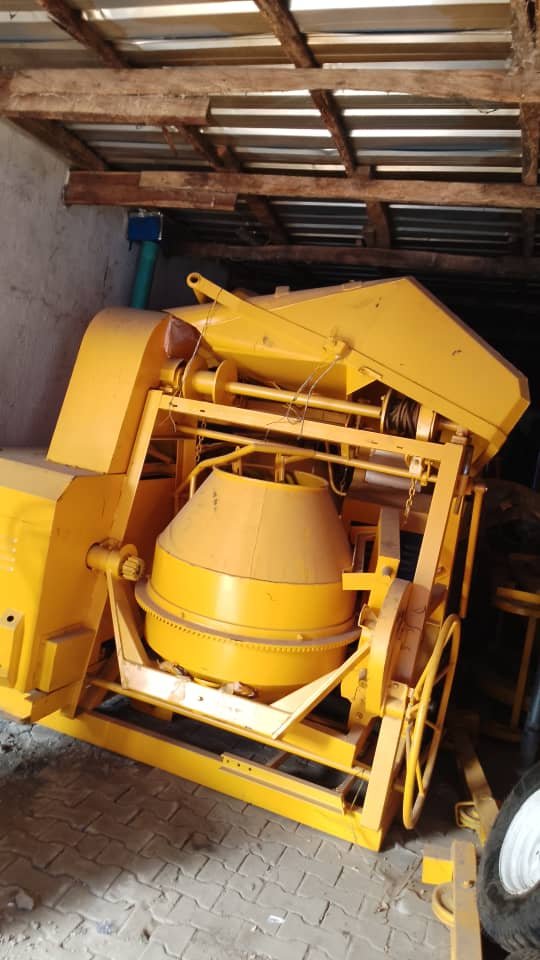 Concrete Mixer with Mechanical Upper Hoist